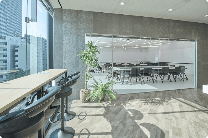 窓際のカウンター席